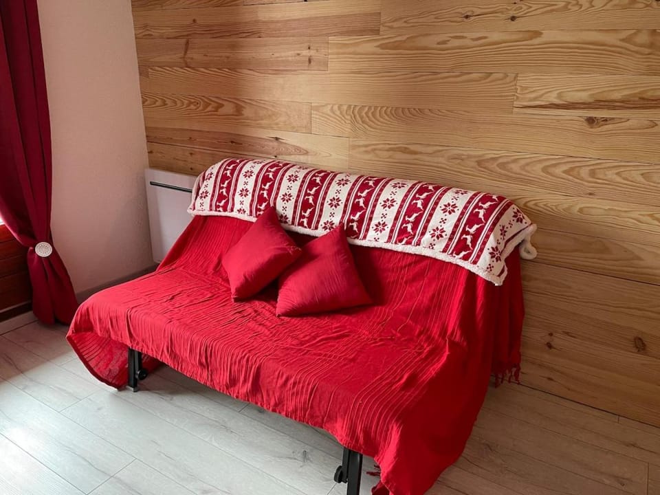 Bed, Living room, Photo of the whole room