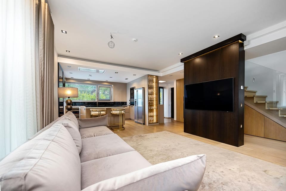 Communal lounge/ TV room, TV and multimedia, Living room, Seating area
