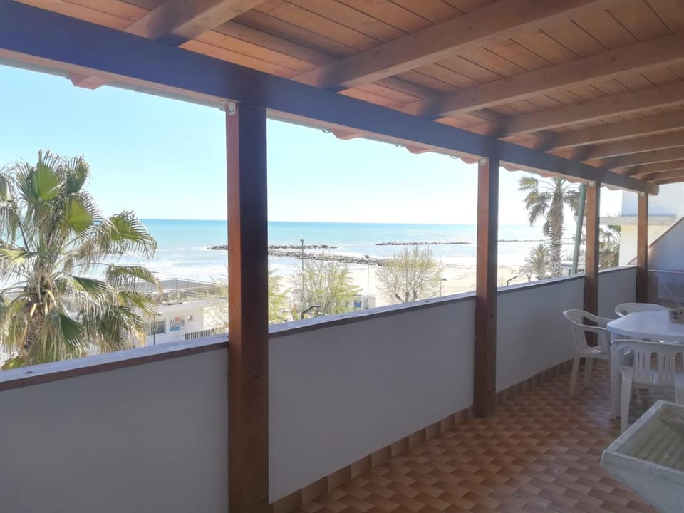 Beach Home - Fronte Mare con Terrazza e Parcheggio Apartment in Martinsicuro