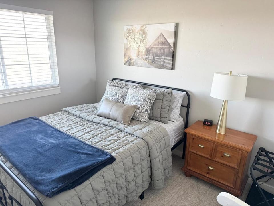 Private upstairs apartment on 5 acre ranch Apartment in Salmon River
