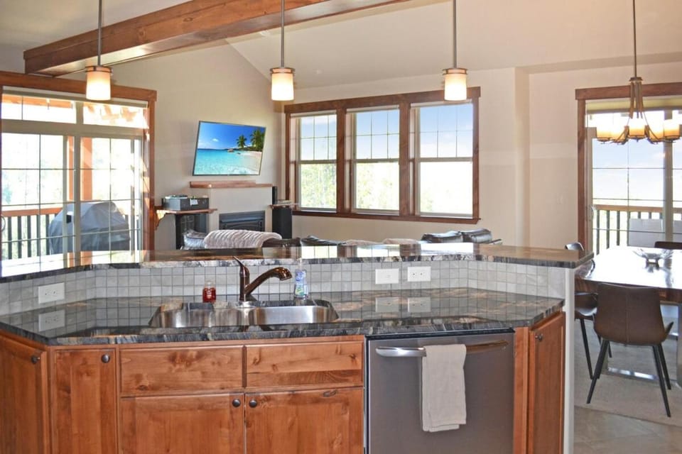 TV and multimedia, Dining area, Mountain view, kitchen