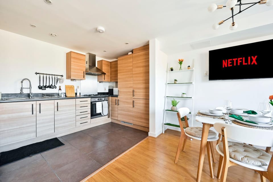 TV and multimedia, Kitchen or kitchenette, Dining area, stove
