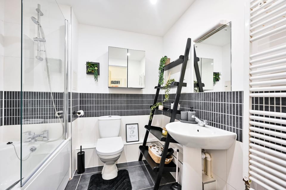 Shower, Toilet, Bathroom, bidet, towels