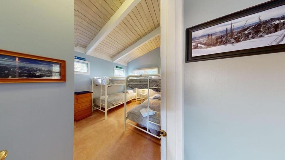 Silver Spring Chalet Spacious 4BR Retreat 1888 House in Pittsfield