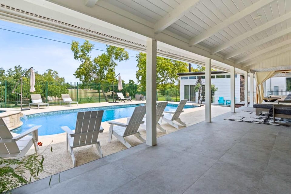 Upstay Modern Home Near Golf Course and Downtown House in Montopolis