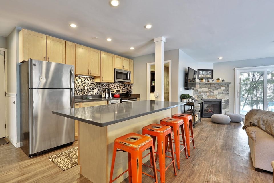 Skiers Suite 2RM 2BA Renovated Condo 1366 House in Mendon