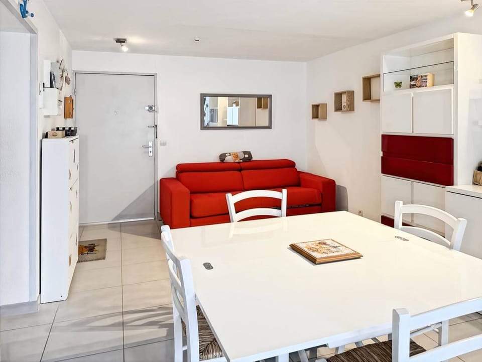 Bed, kitchen