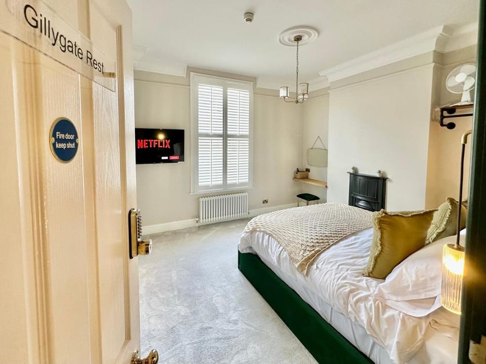 Bed, TV and multimedia, Bedroom