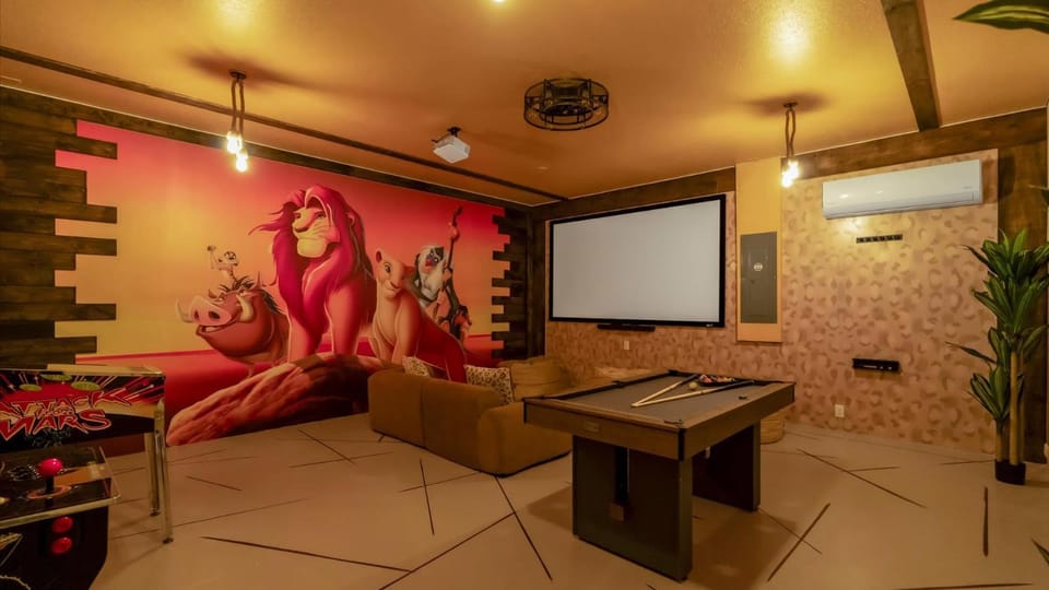 Family Home w Cinema, Pool & BBQ Clermont House in Four Corners