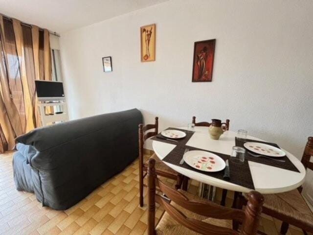 Bed, kitchen