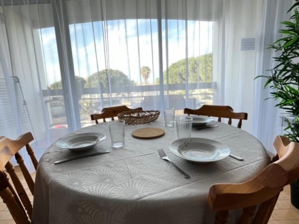 Dining area, kitchen