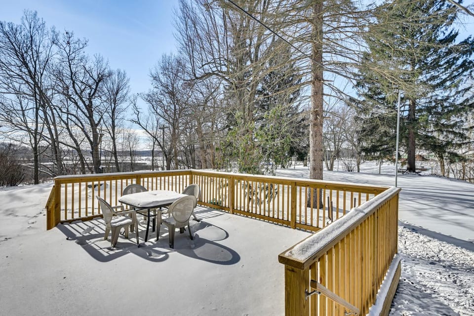 Bright Home Near Pine Lake with Deck and Yard House in La Porte