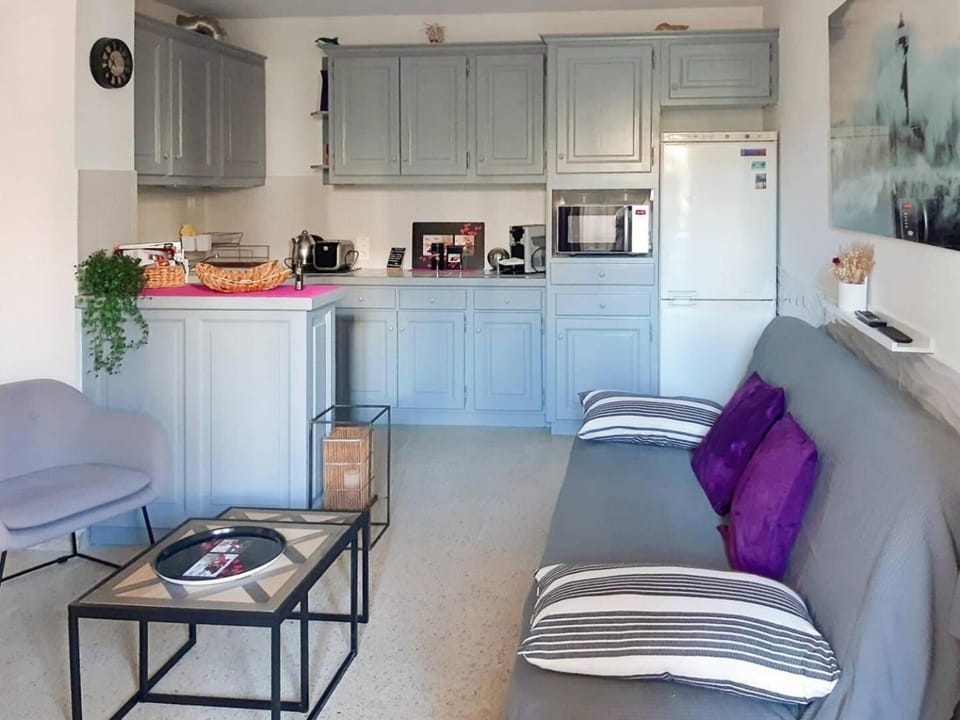 Bedroom, kitchen