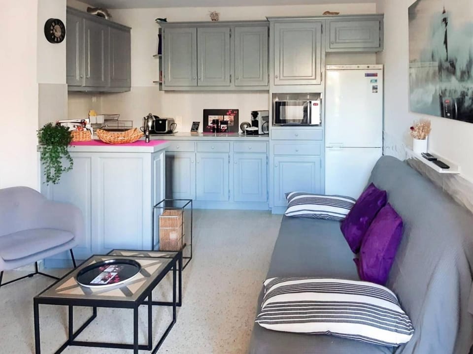 Bedroom, kitchen