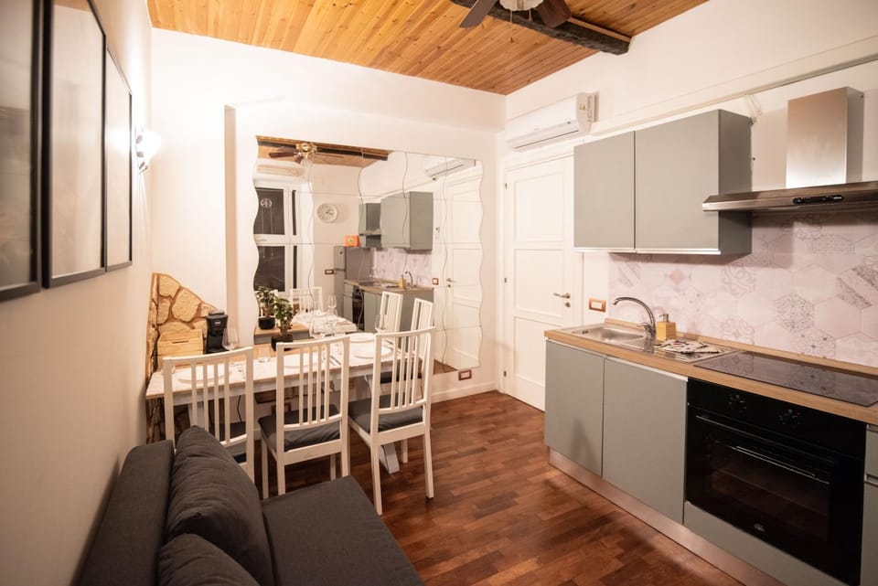Kitchen or kitchenette, Living room, Dining area, minibar, oven, stove