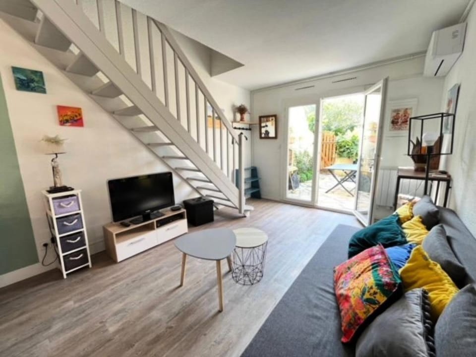 Bed, fireplace