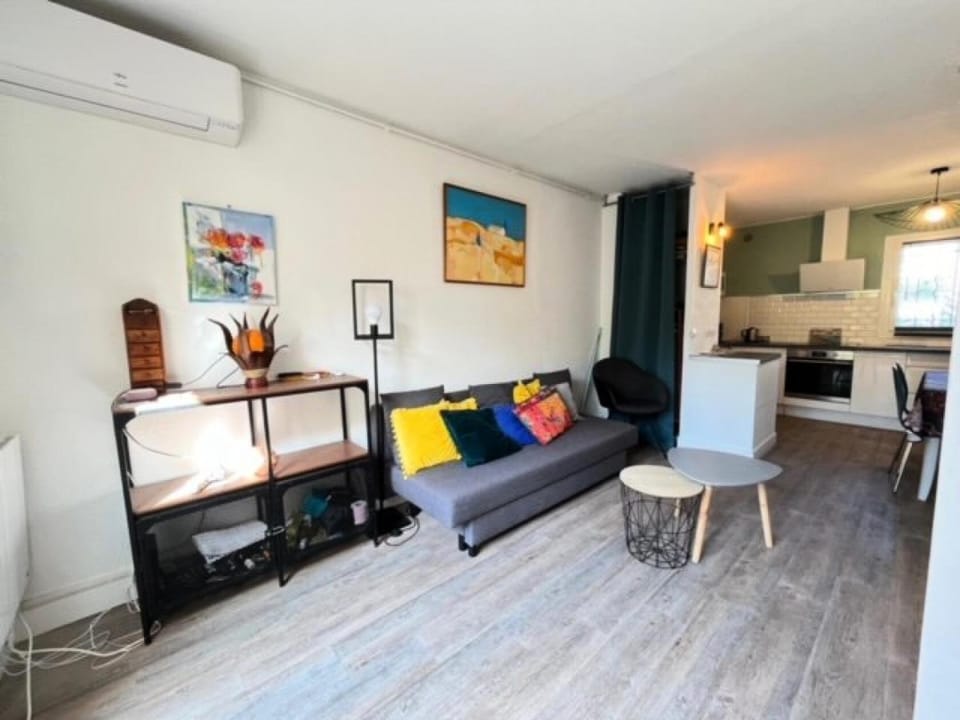 Bed, Living room, Bedroom, fireplace