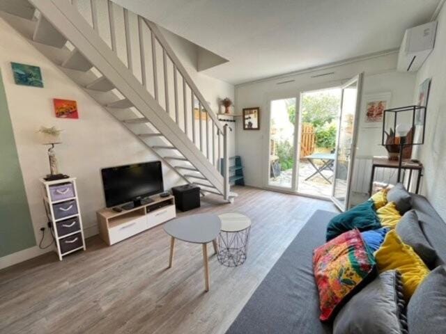Bed, fireplace