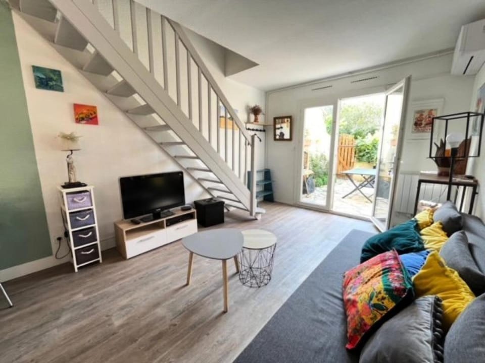 Bed, fireplace