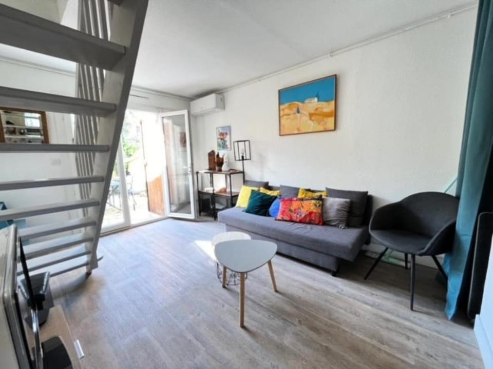 Bed, Living room, kitchen