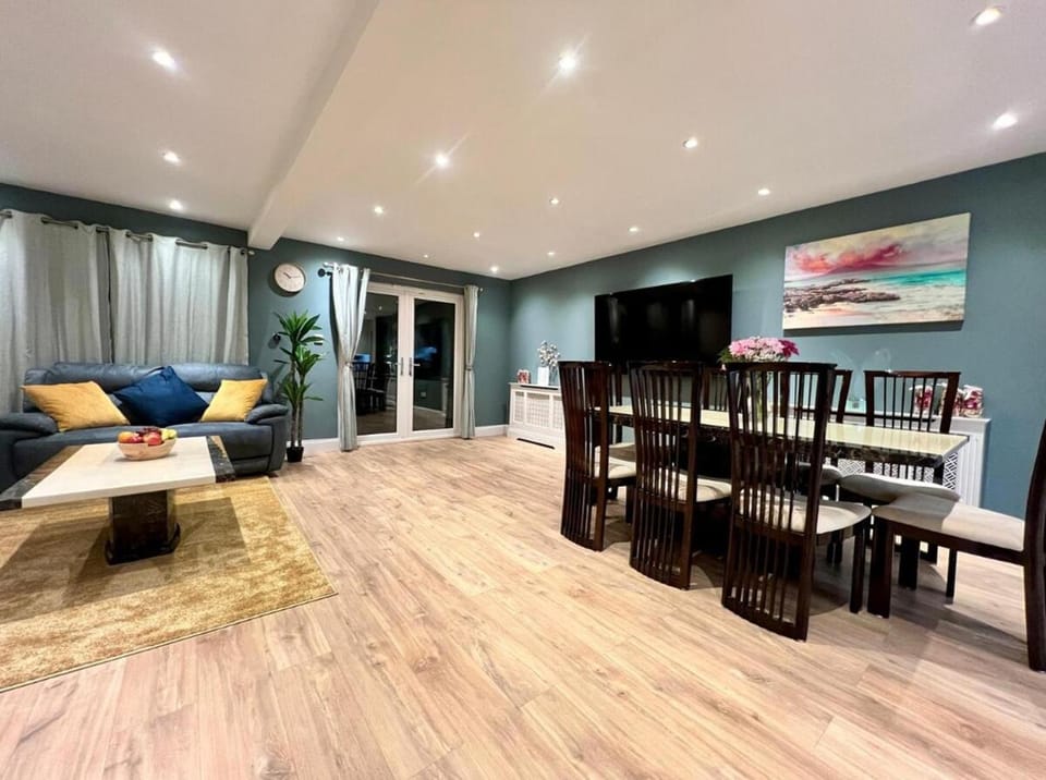 Elegant 5-Bedroom Home - Hainault, Ilford Apartment in Ilford