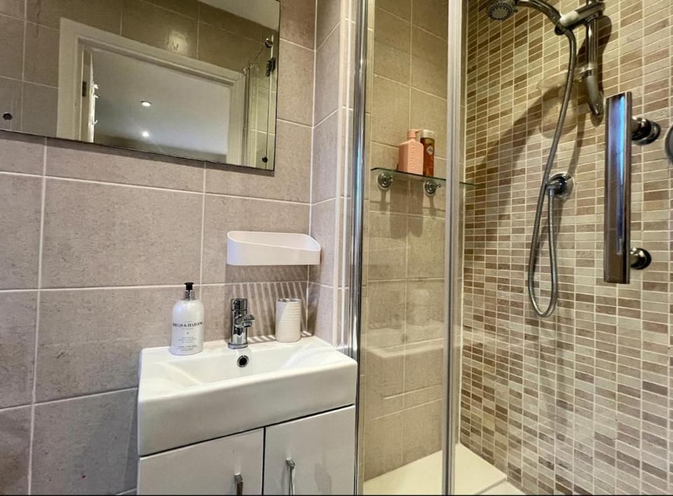 Elegant 5-Bedroom Home - Hainault, Ilford Apartment in Ilford