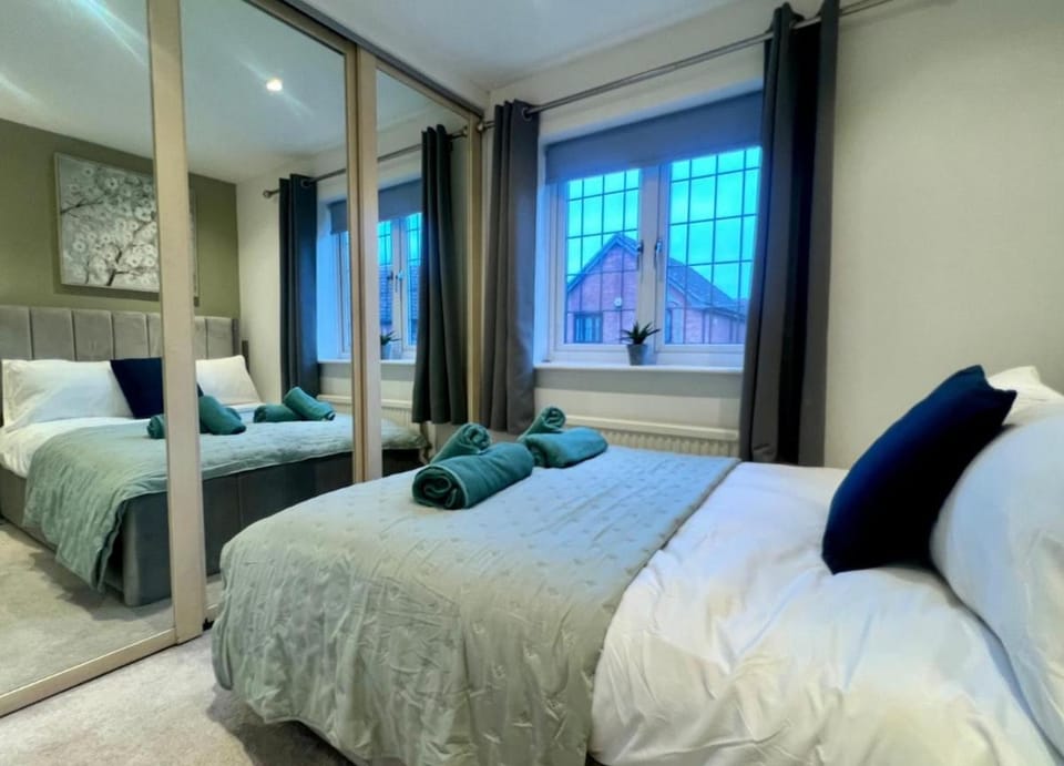 Elegant 5-Bedroom Home - Hainault, Ilford Apartment in Ilford