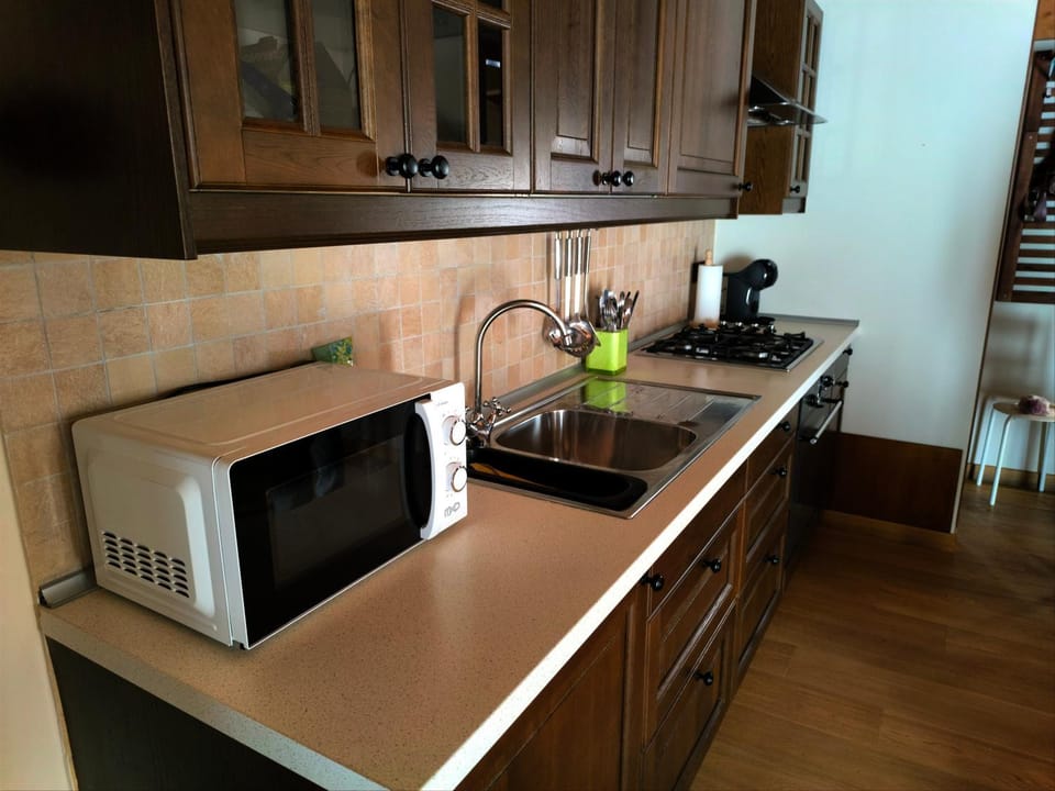 Coffee/tea facilities, oven, stove