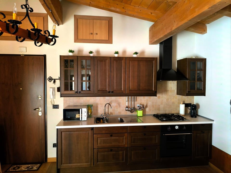 Coffee/tea facilities, Kitchen or kitchenette, oven, stove