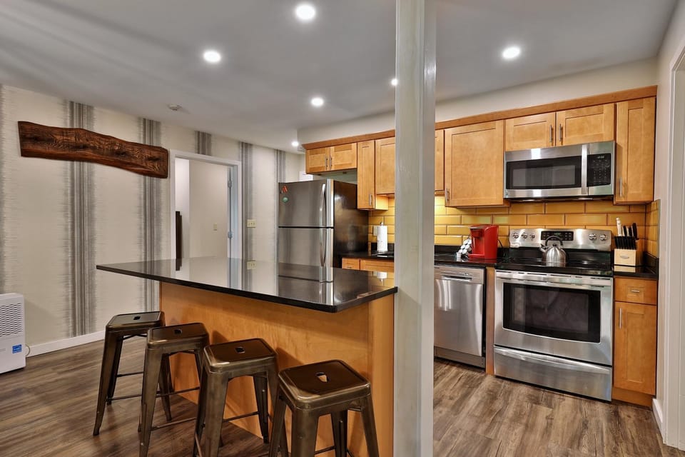 The Sunup Suite with 2BR House in Mendon