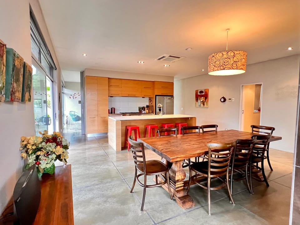 Kitchen or kitchenette, Seating area, Dining area