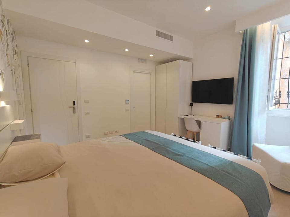 Bed, TV and multimedia, Photo of the whole room, Bedroom, wardrobe
