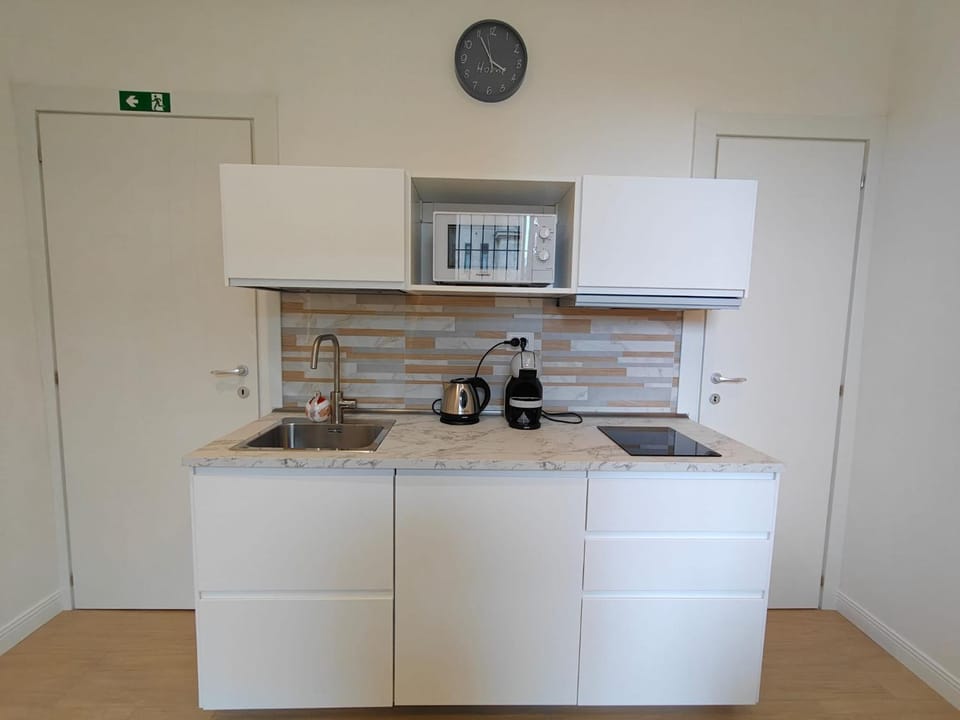 Communal lounge/ TV room, Coffee/tea facilities, Kitchen or kitchenette, stove