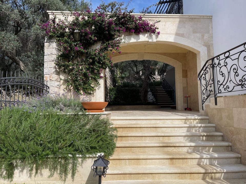 Facade/entrance, Area and facilities