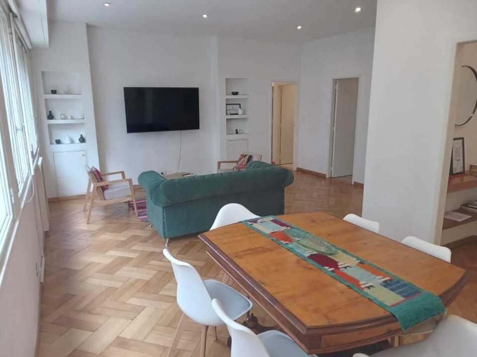 Muy cómodo y amplio semi piso en Recoleta, una de las mejores zonas de Buenos Aires Apartment in Buenos Aires