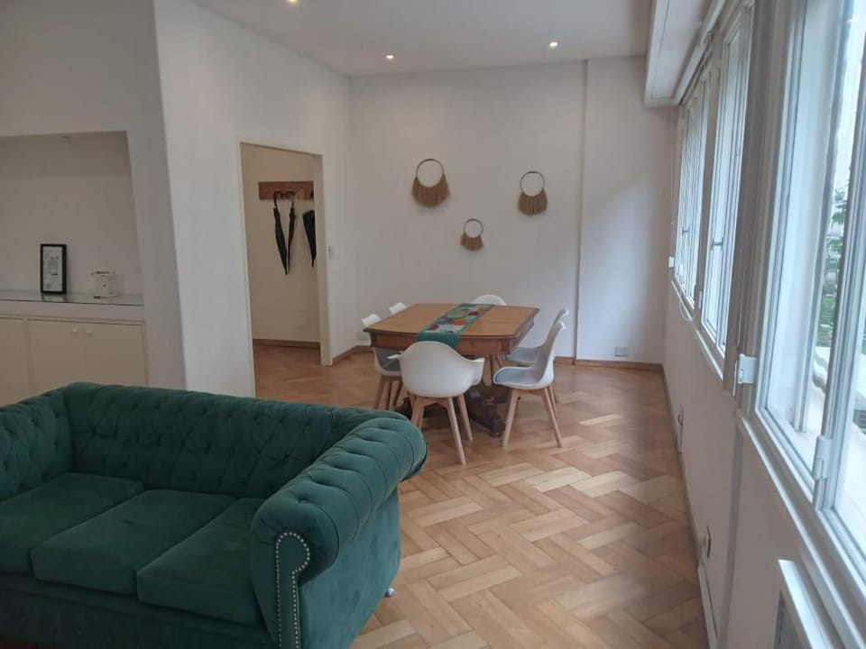 Muy cómodo y amplio semi piso en Recoleta, una de las mejores zonas de Buenos Aires Apartment in Buenos Aires