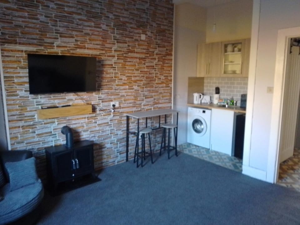 TV and multimedia, Kitchen or kitchenette, Dining area, stove