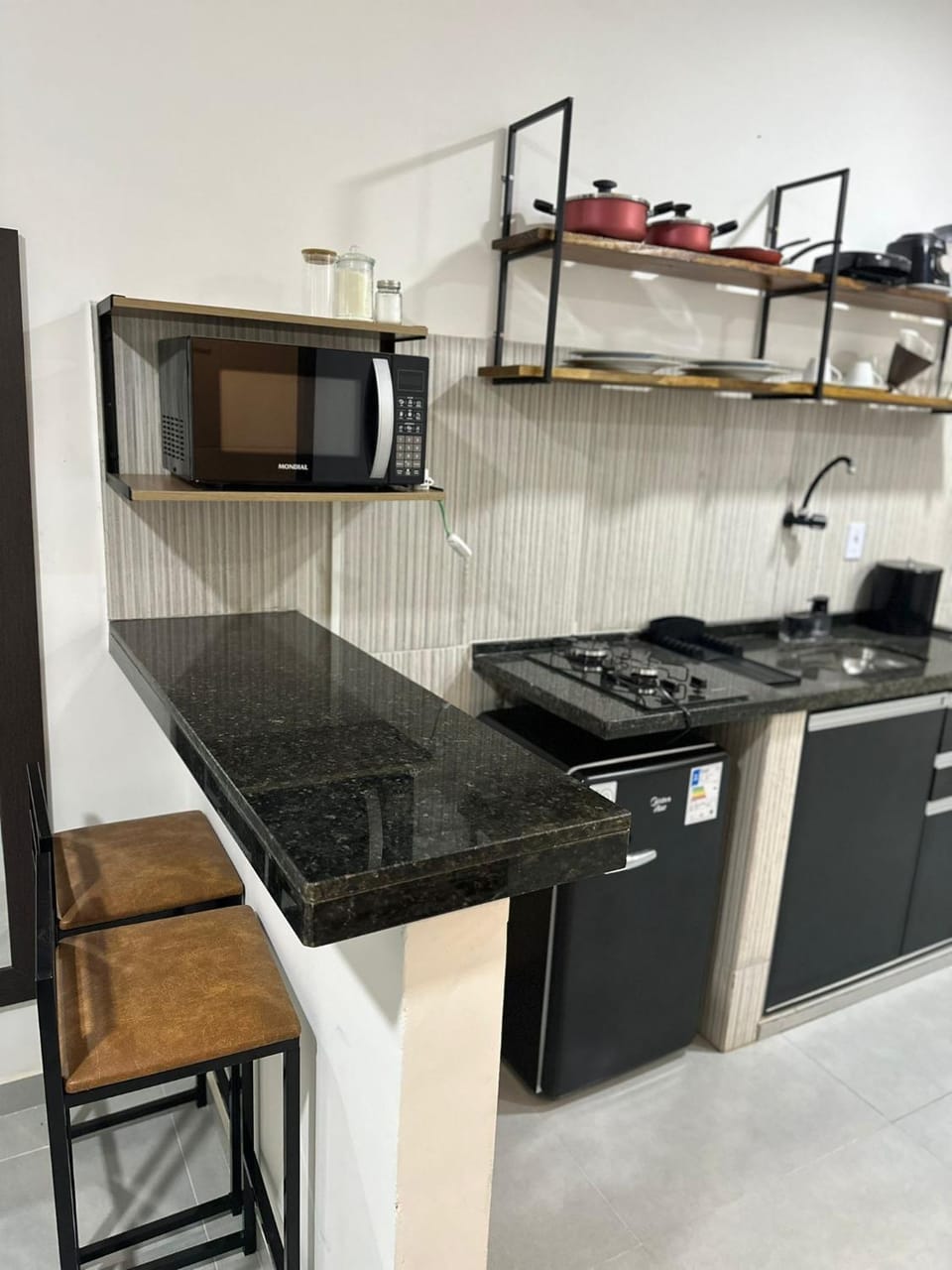 Kitchen or kitchenette, minibar, stove
