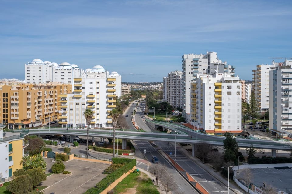 Spring, Off site, Day, Neighbourhood, Summer, Balcony/Terrace, Photo of the whole room, Decorative detail, Decorative detail, Autumn, On site, Guests, City view, Street view, Location, children, older children, Family, internet