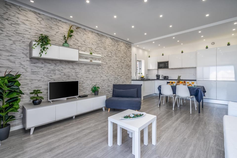 Spring, Summer, TV and multimedia, Kitchen or kitchenette, Living room, Photo of the whole room, Decorative detail, Decorative detail, Seating area, Dining area, Autumn, Guests, Entertainment, children, older children, Family, internet, air conditioner