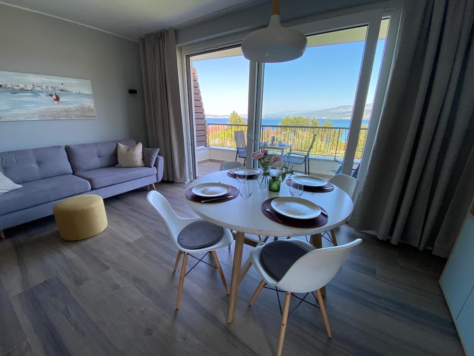 View (from property/room), Living room, Dining area