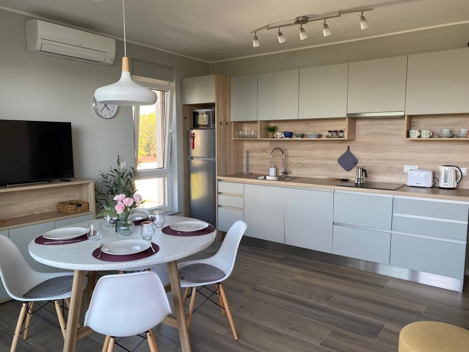 Kitchen or kitchenette, Dining area