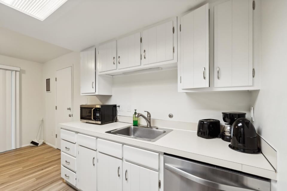 Coffee/tea facilities, Kitchen or kitchenette, stove, toaster