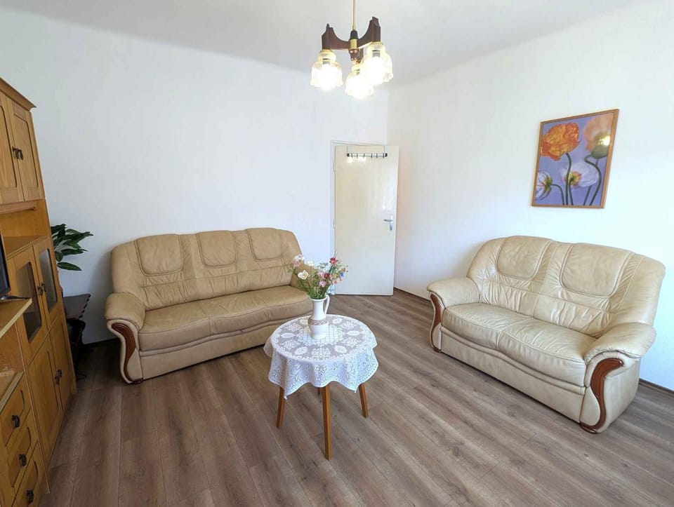 Bed, Seating area, Bedroom