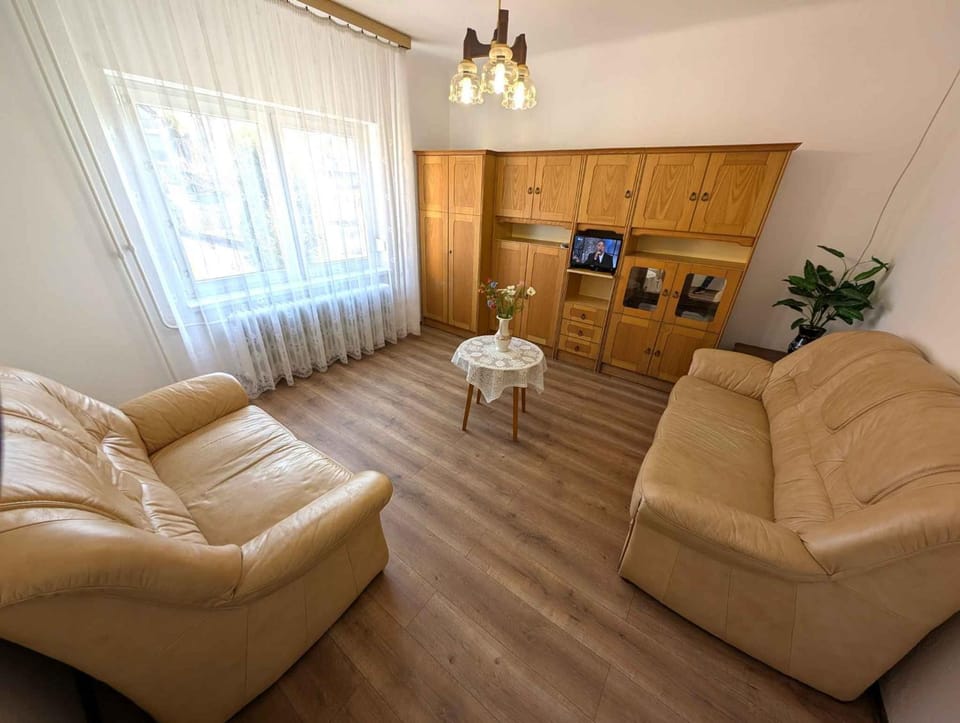 Bed, TV and multimedia, Seating area, Bedroom