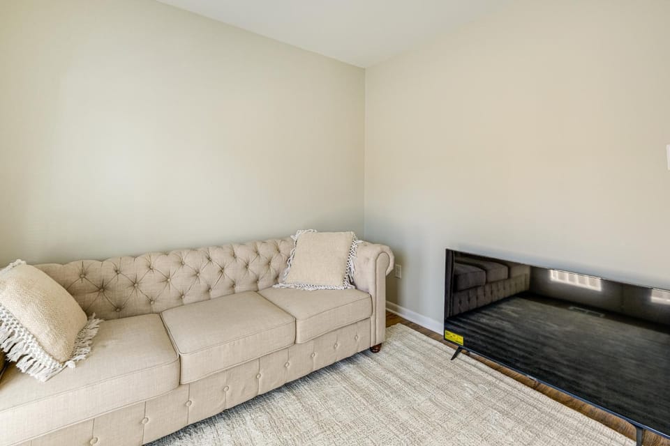 5 Mi to Smithsonian Museum: Apt in DC Apartment in Mount Rainier