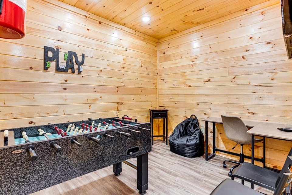 Creekside Cabin w/ Hot Tub: 7 Mi to Pigeon Forge Cabin in Sevierville