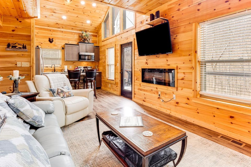 Creekside Cabin w/ Hot Tub: 7 Mi to Pigeon Forge Cabin in Sevierville