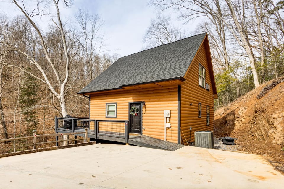Creekside Cabin w/ Hot Tub: 7 Mi to Pigeon Forge Cabin in Sevierville