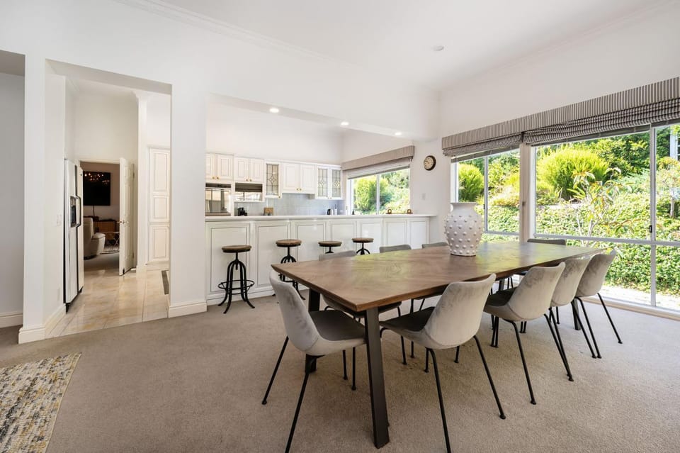 Kitchen or kitchenette, Seating area, Dining area